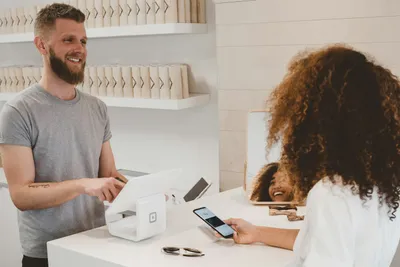 Borne de don vs QR code : quel choix pour votre association en 2026 ?